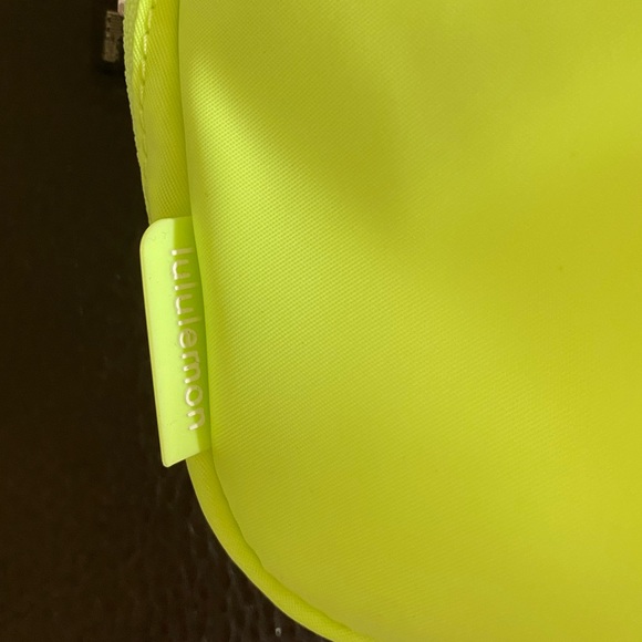 Lululemon Everywhere Belt Bag Faded Zap Extended Strap with Rubberized Logo - Picture 5 of 11